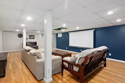 Living - 4702 Overland Trl, Mchenry, IL 60050 photo 5 of 6