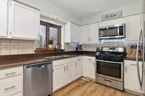 Kitchen - 4702 Overland Trl, Mchenry, IL 60050 photo 1 of 2