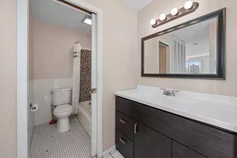 Bath - 2772 E 75th St #5HS, Chicago, IL 60649 photo 1 of 2