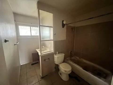 Bath - 650 N Hammes Ave, Kankakee, IL 60901 photo 1 of 2