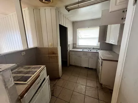 Kitchen - 650 N Hammes Ave, Kankakee, IL 60901 photo 1 of 1