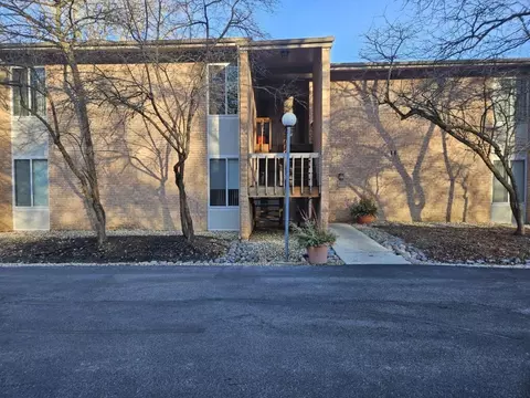 6009 Forest View Rd #1B, Lisle, IL 60532