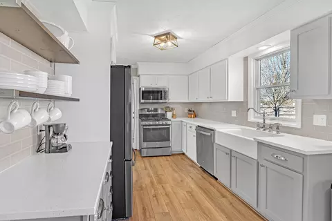 Kitchen - 6 Knottingham Ct, Bloomington, IL 61704 photo 4 of 5