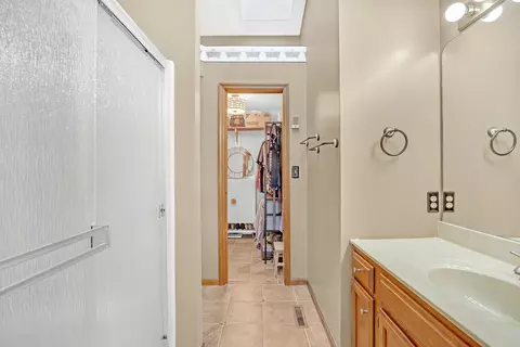 Bath - 6 Knottingham Ct, Bloomington, IL 61704 photo 2 of 2
