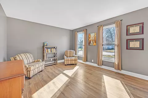 Living - 6 Knottingham Ct, Bloomington, IL 61704 photo 1 of 7