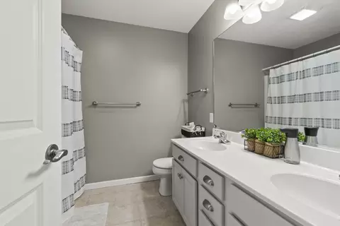Bath - 2005 Withers Ln, Bloomington, IL 61704 photo 4 of 5