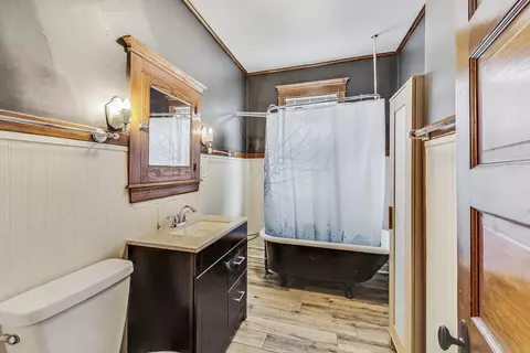 Bath - 3747 N Kostner Ave, Chicago, IL 60641 photo 2 of 2