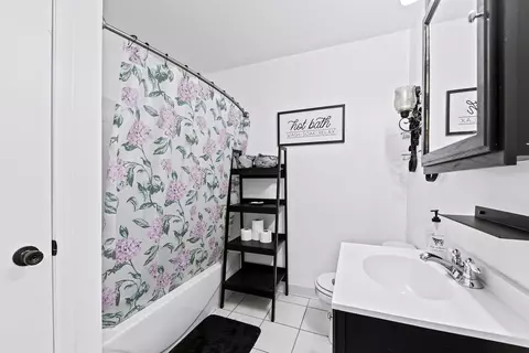 Bath - 965 S Elm Ave, Kankakee, IL 60901 photo 3 of 3