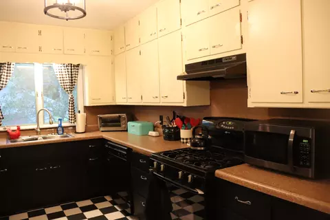 Kitchen - 965 S Elm Ave, Kankakee, IL 60901 photo 2 of 3
