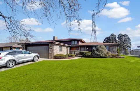 11163 S Westwood Dr, Palos Hills, IL 60465