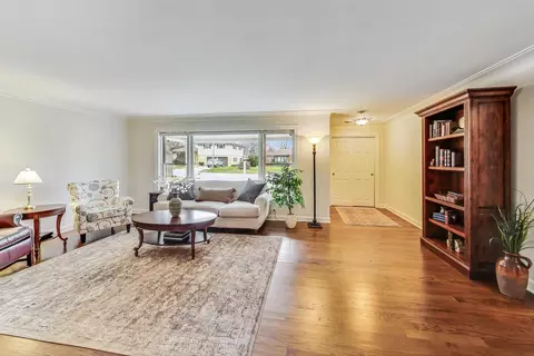 Living - 604 S Pine St, Mount Prospect, IL 60056 photo 2 of 6