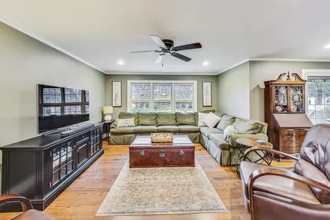 Living - 604 S Pine St, Mount Prospect, IL 60056 photo 4 of 6
