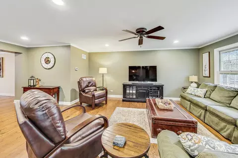 Living - 604 S Pine St, Mount Prospect, IL 60056 photo 5 of 6