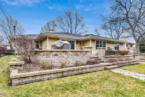 Exterior - 604 S Pine St, Mount Prospect, IL 60056 photo 6 of 11