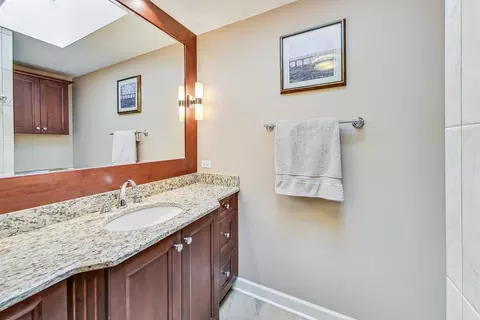 Bath - 604 S Pine St, Mount Prospect, IL 60056 photo 2 of 4