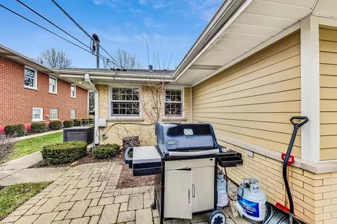Exterior - 604 S Pine St, Mount Prospect, IL 60056 photo 9 of 11