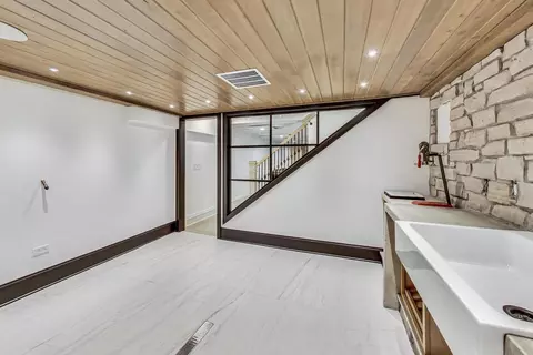 Entry Way - 633 N Walnut St, Itasca, IL 60143 photo 5 of 5