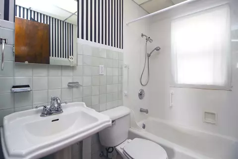 Bath - 985 S 7th Ave, Kankakee, IL 60901 photo 1 of 2