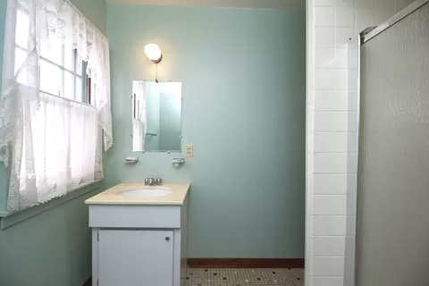 Bath - 985 S 7th Ave, Kankakee, IL 60901 photo 2 of 2