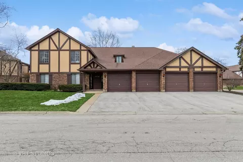 1710 Lakecliffe Dr #A, Wheaton, IL 60189