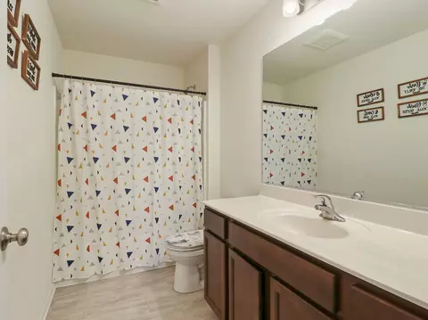 Bath - 2307 Tyler Trl, Mchenry, IL 60051 photo 3 of 3