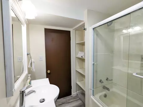 Bath - 1406 Dobson St, Evanston, IL 60202 photo 2 of 3