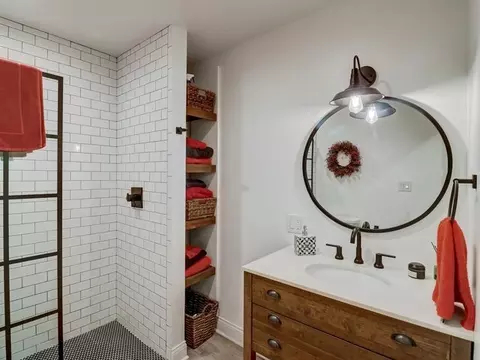Bath - 110 E Wilson St, Elmhurst, IL 60126 photo 8 of 8
