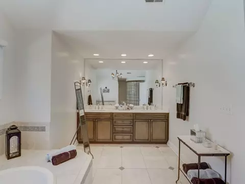Bath - 110 E Wilson St, Elmhurst, IL 60126 photo 3 of 8