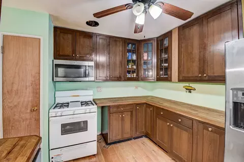 Kitchen - 1903 Lee St, Evanston, IL 60202 photo 2 of 3