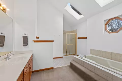 Bath - 2522 Braddock Dr, Naperville, IL 60565 photo 2 of 3