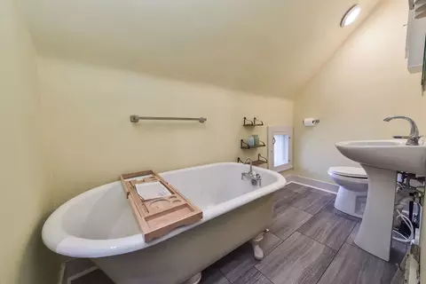 Bath - 1114 Hill Ave, Elgin, IL 60120 photo 2 of 3