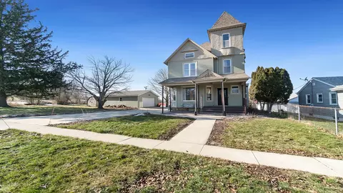 604 Main St, Leaf River, IL 61047
