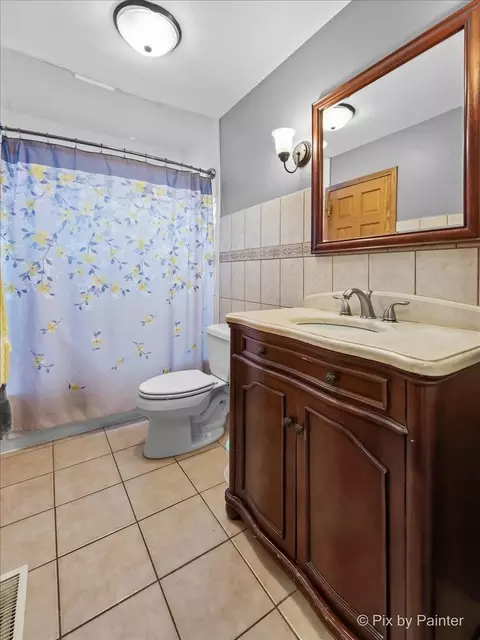 Bath - 113 Springleaf Dr, Bolingbrook, IL 60440 photo 1 of 2