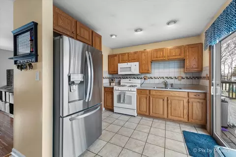 Kitchen - 113 Springleaf Dr, Bolingbrook, IL 60440 photo 1 of 2