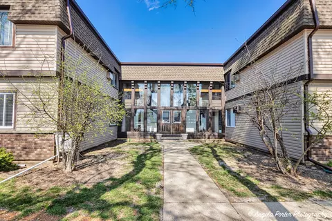 125 E Mill St #202, Wauconda, IL 60084