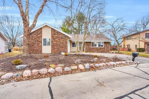 6 Clover Leaf Ct, Savoy, IL 61874