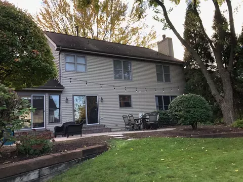 1074 Wakefield Dr, Elgin, IL 60120 photo 2