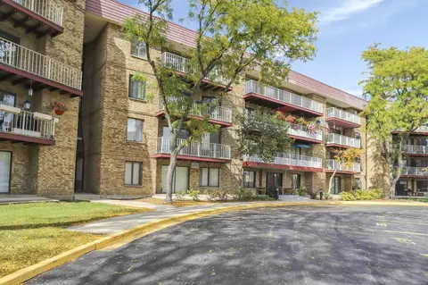 5400 Astor Ln #104, Rolling Meadows, IL 60008