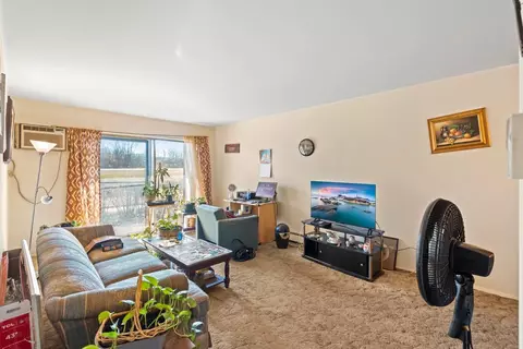 Living - 9 N S220 N Frontage Rd #104, Willowbrook, IL 60527 photo 1 of 4
