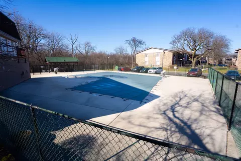 Exterior - 9 N S220 N Frontage Rd #104, Willowbrook, IL 60527 photo 7 of 8