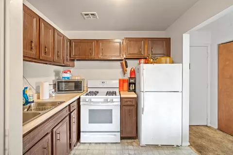 Kitchen - 9 N S220 N Frontage Rd #104, Willowbrook, IL 60527 photo 1 of 3