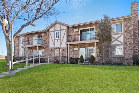 9 N S220 N Frontage Rd #104, Willowbrook, IL 60527