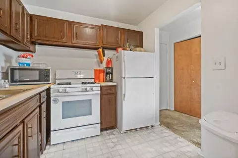 Kitchen - 9 N S220 N Frontage Rd #104, Willowbrook, IL 60527 photo 2 of 3
