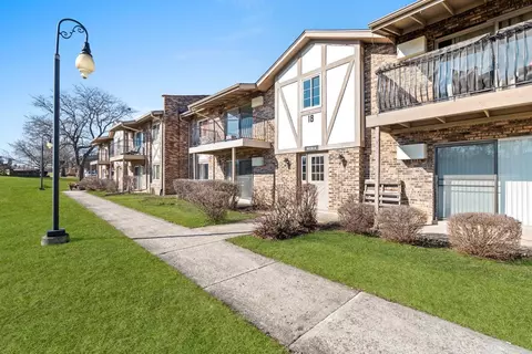 Exterior - 9 N S220 N Frontage Rd #104, Willowbrook, IL 60527 photo 8 of 8