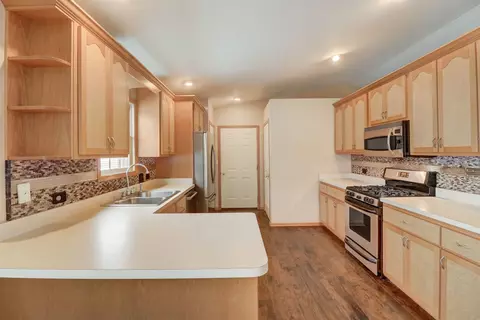 Kitchen - 35756 N Ash St, Ingleside, IL 60041 photo 4 of 7