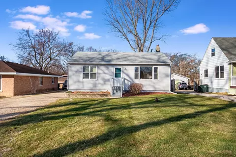 4004 N Adams St, Westmont, IL 60559