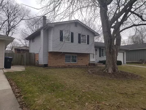 106 Greenleaf Dr, Bloomington, IL 61704 photo 2