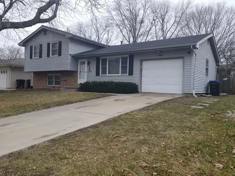 106 Greenleaf Dr, Bloomington, IL 61704