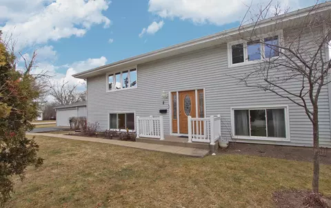 2 Butterfield Rd, Lake Zurich, IL 60047