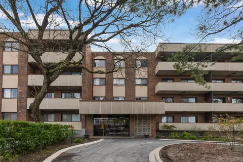9242 Gross Point Rd #411, Skokie, IL 60077